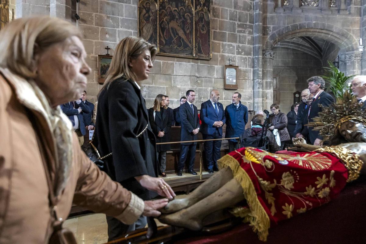 Devotos veneran el Crist de la Sang