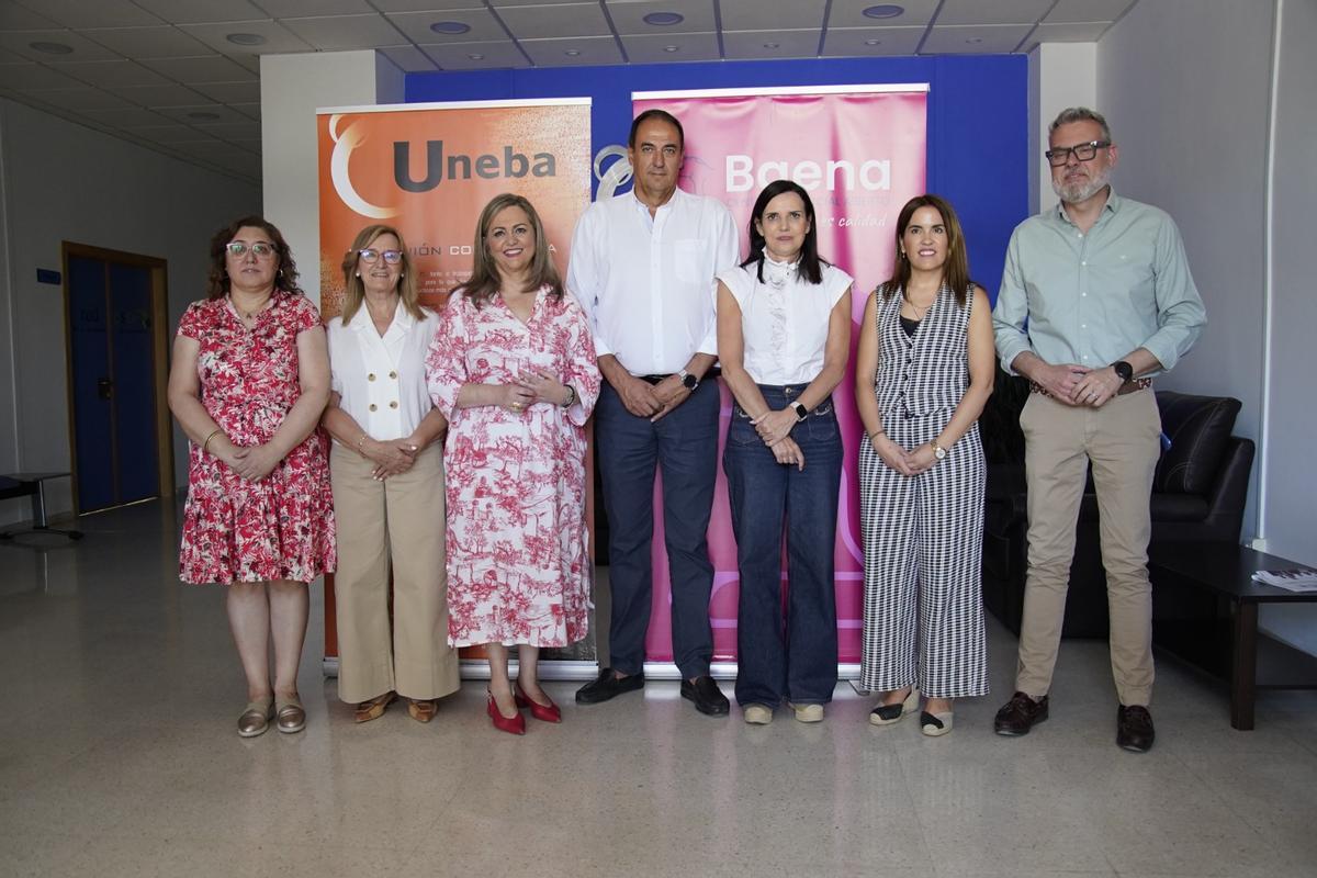 Representantes municipales, de la Junta y del comercio de Baena, en la presentación del centro comercial abierto.
