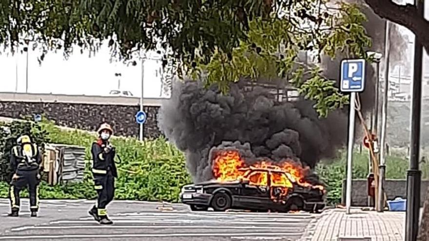 Arde un vehículo que usaban dos personas para vivir frente al Pancho Camurria