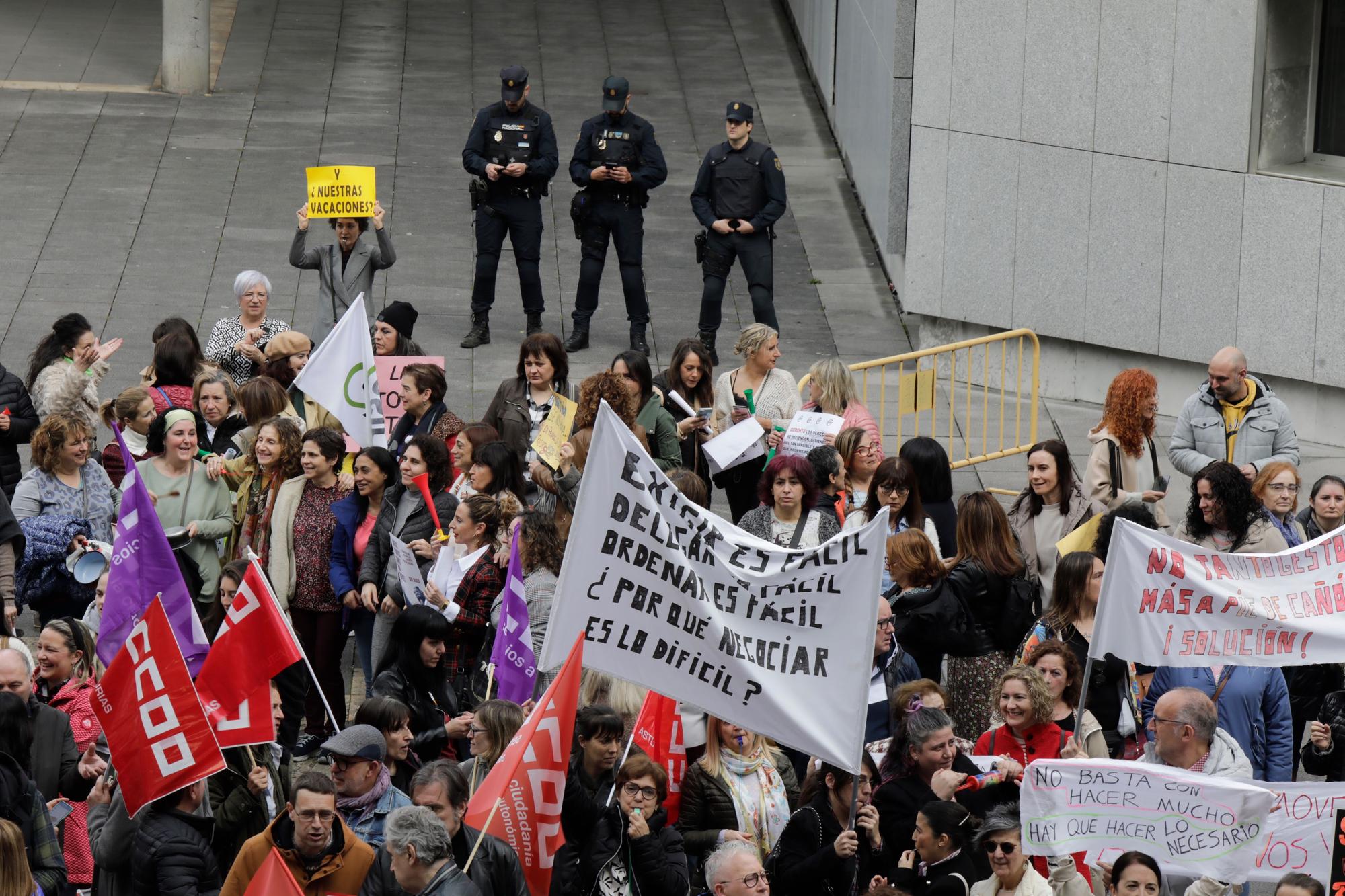 En imágenes: Multitudinaria protesta de los trabajadores del ERA: "Nuestras vacaciones no son un trueque electoral"