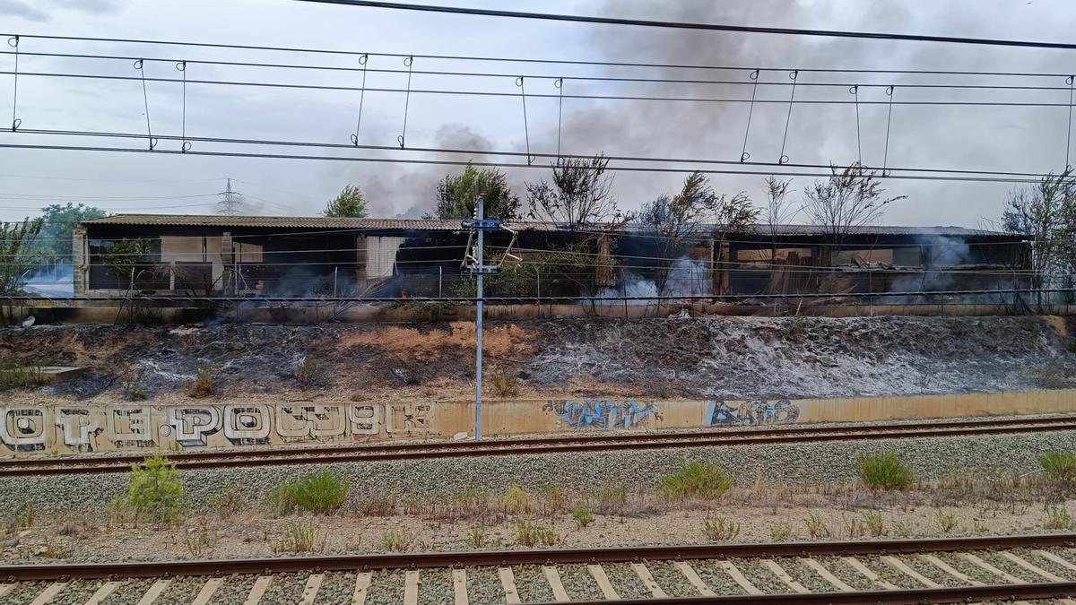 Los Bomberos de Zaragoza sofocan un incendio originado en el camino de La Raya, en Las Fuentes..