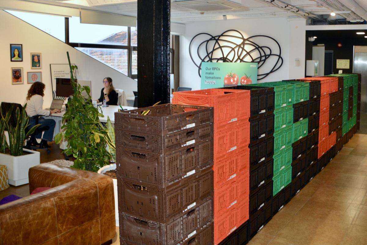 Las cajas de IFCO en su nueva zona de trabajo en el Pier01 del Tech Barcelona