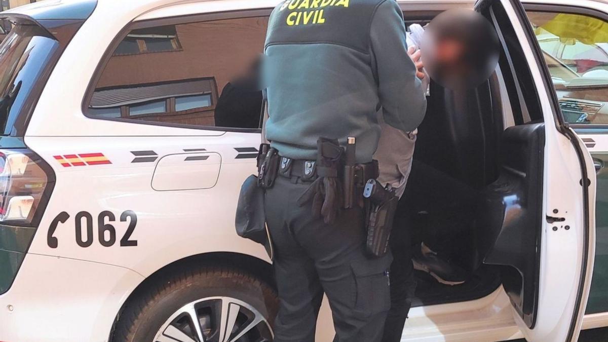 Momento del traslado de uno de los detenidos. | Guardia Civil