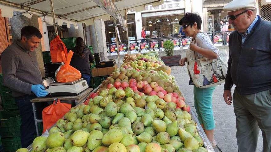 Uno de los puestos de manzanas y peras colocados en la Feria.