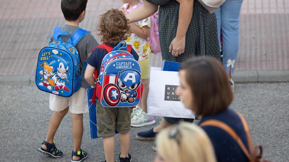 Escolares a las puertas de un centro educativo.