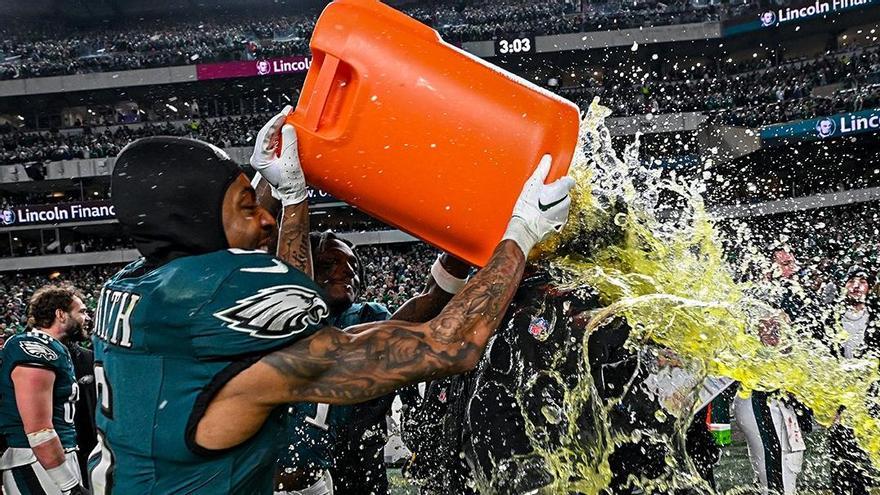 Los Eagles festejan su victoria por todo lo alto
