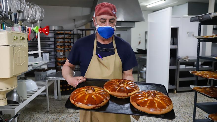 La pastelería Savoy prepara los hornazos tradicionales de Semana Santa