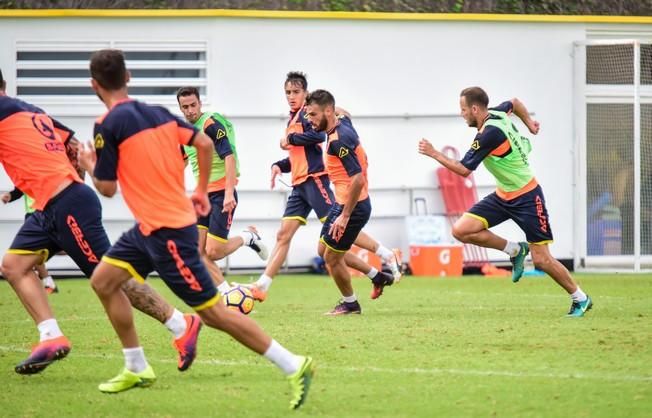 Entrenamiento de la UD Las Palmas en Barranco ...