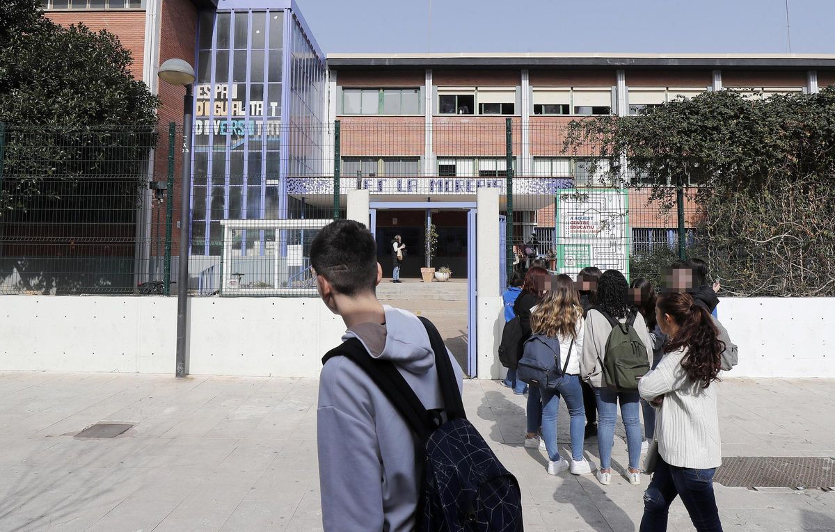 Mislata . Imagenes del instituto La Moreria donde ha dimitido la direccion del centro