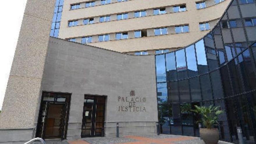 Fachada del Palacio de Justicia en Santa Cruz de Tenerife.