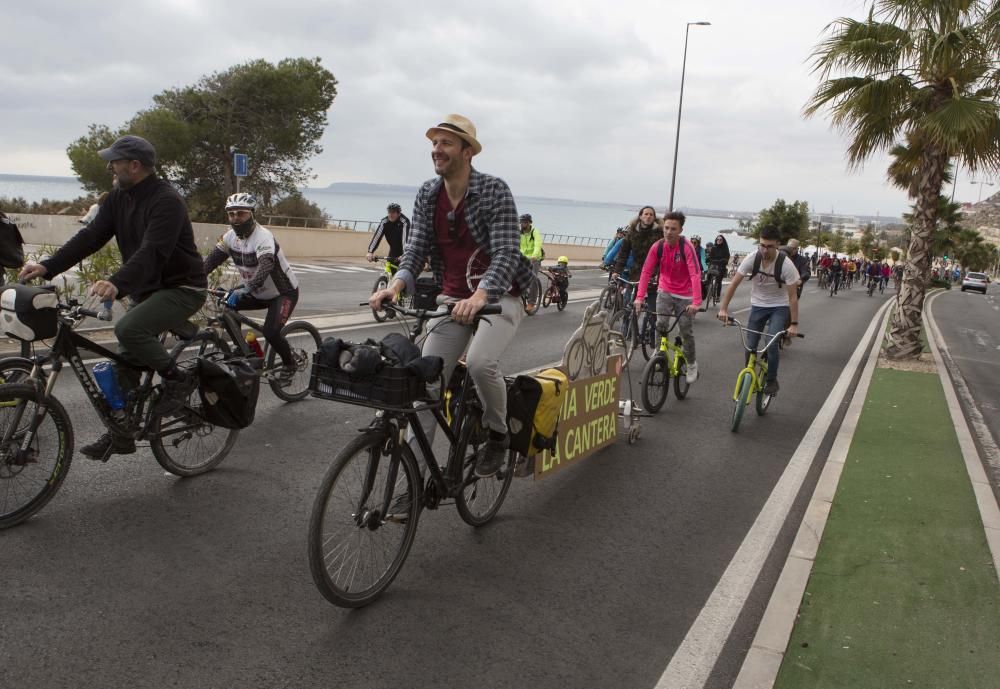 200 ciclistas exigen frente al Ayuntamiento una vía verde en La Cantera.