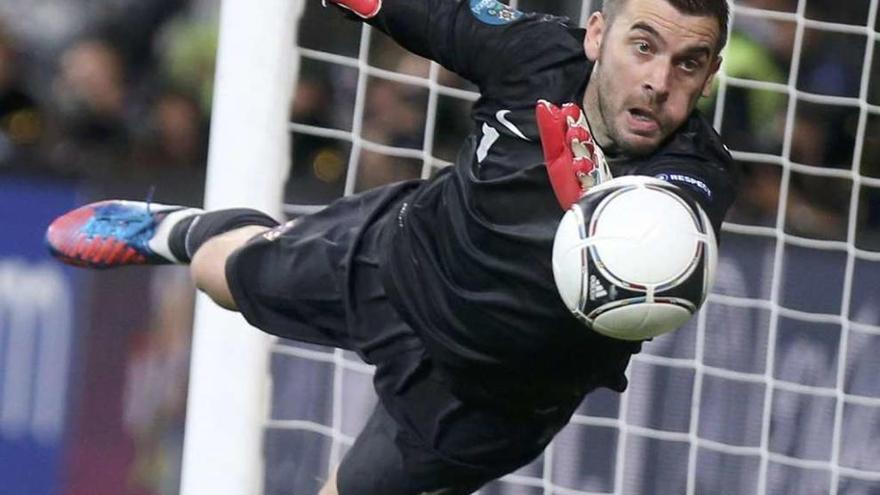 Pletikosa detiene una pelota durante un partido con su selección en la Eurocopa de 2012.