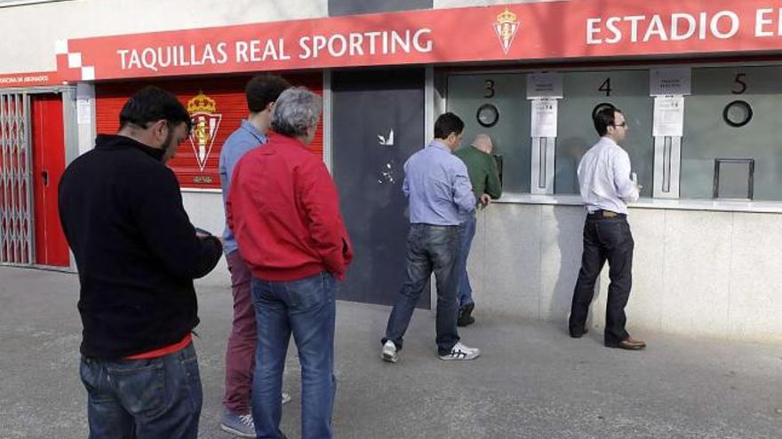Colas registradas en El Molinón durante el primer día de venta de entradas para el partido ante el Zaragoza.