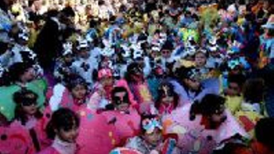 Escolares mantienen vivo el Carnaval en las calles placentinas