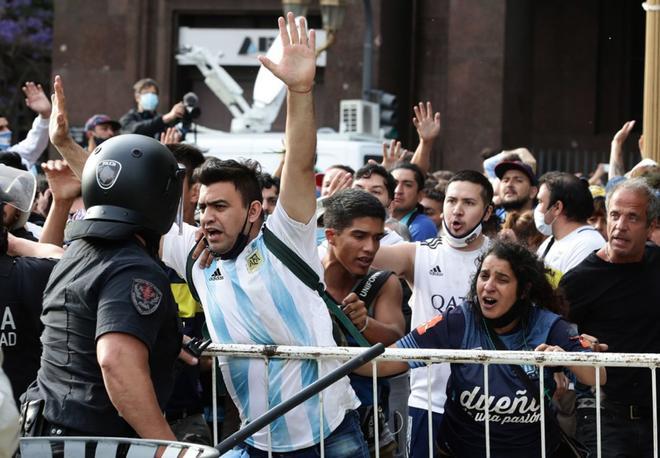 Miles de personas esperan para acceder a la Casa Rosada donde está instalada la capilla ardiente de  Diego Armando Maradona.