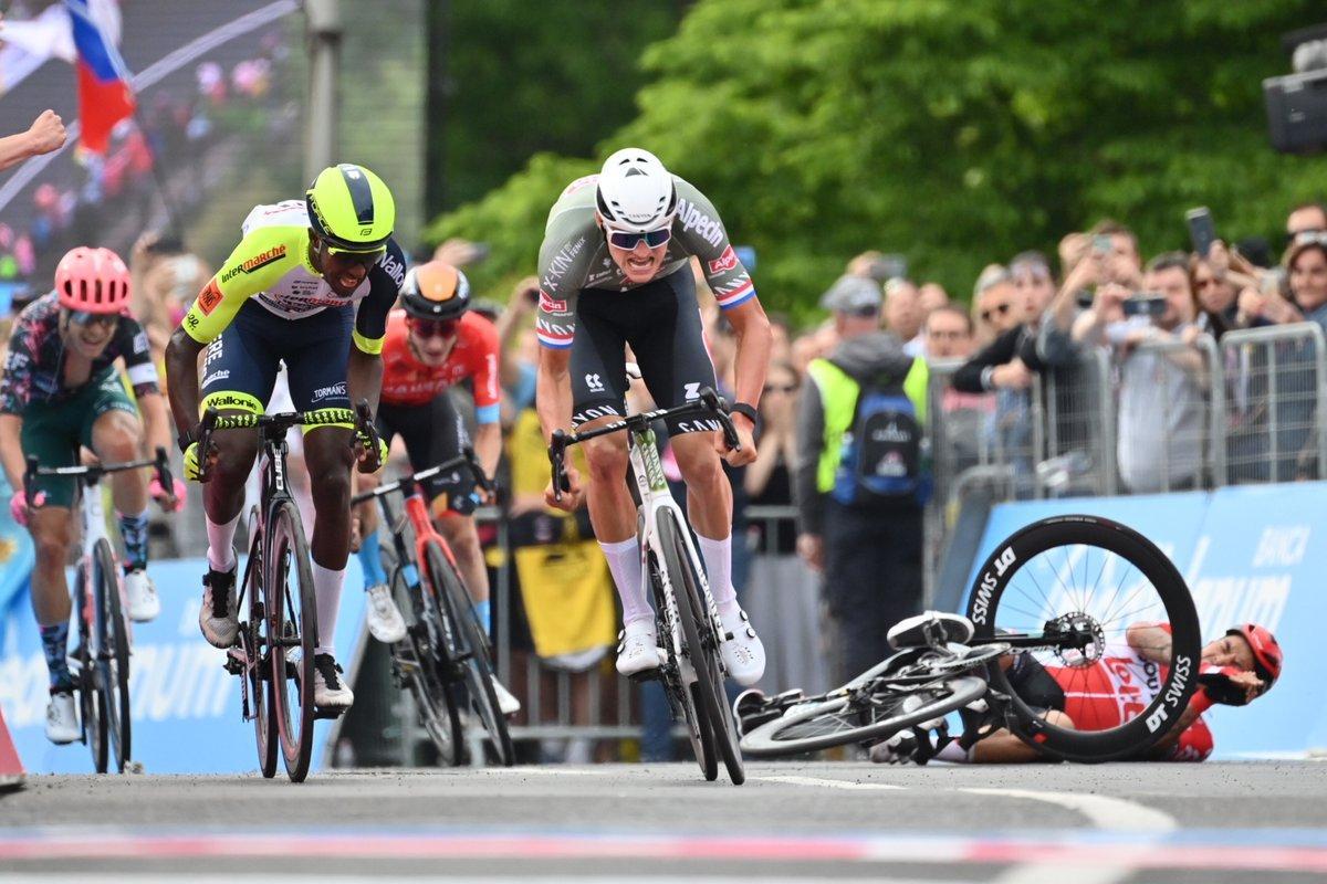 Giro d’Itàlia: Van der Poel aconsegueix la primera malla rosa amb autoritat