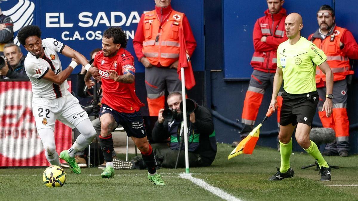 Mojica lluita una pilota amb el migcampista de l’Osasuna Rubén García