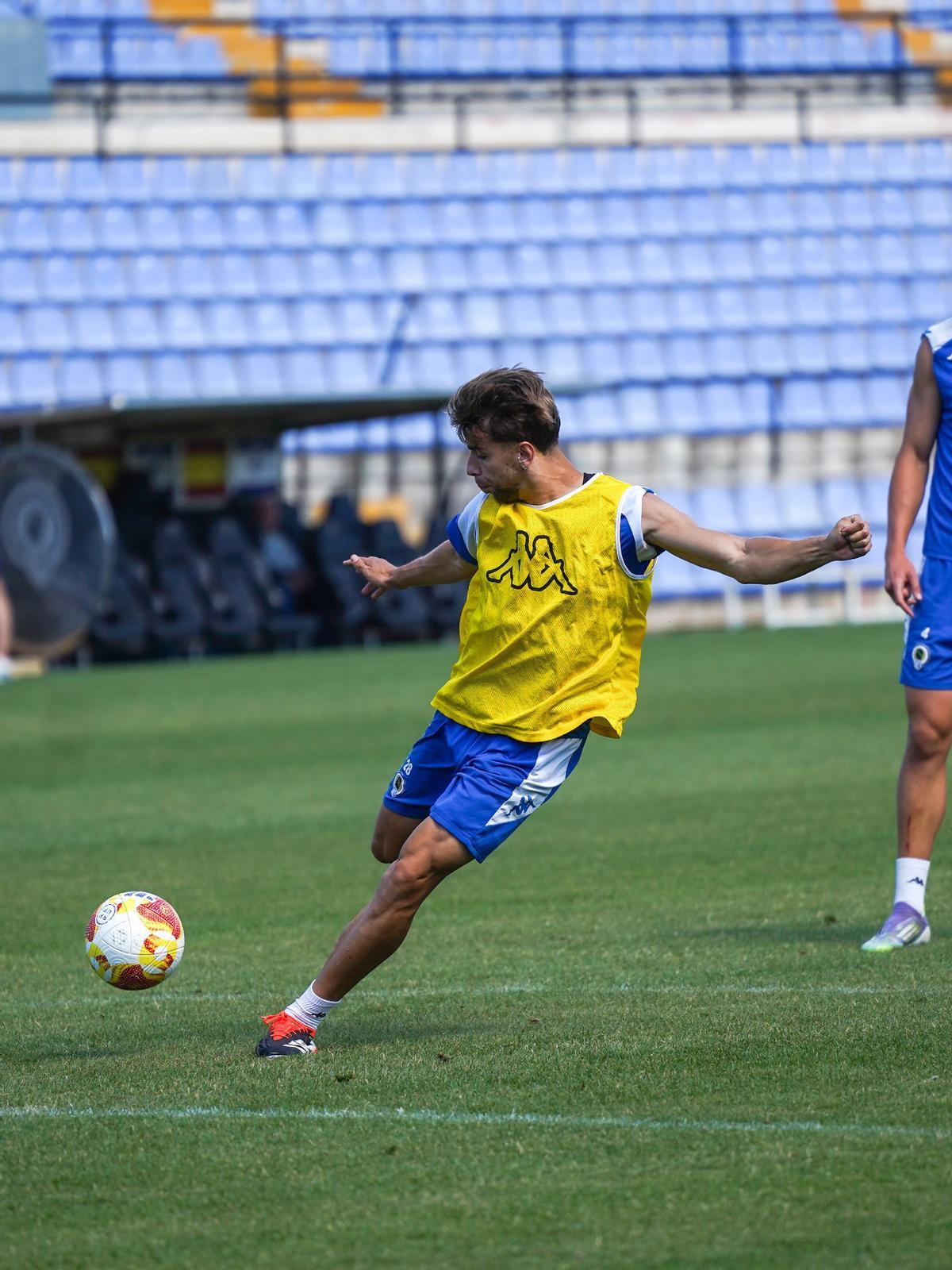 Galvañ tira a puerta durante un entreno, en el Rico Pérez.