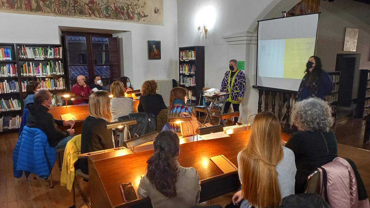 Aficionados a la escritura, en la primera sesión del taller impartido en la Casa de Cultura