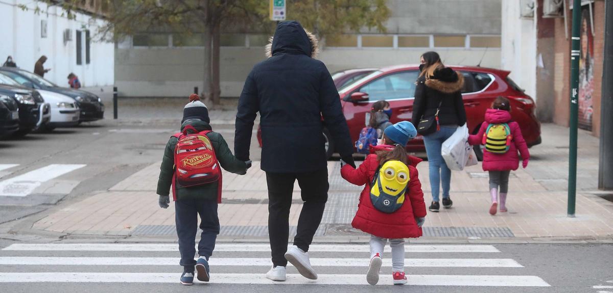 Coronavirus en un colegio de Elda: Sanidad confina a los alumnos de infantil. En la imagen, imagen de archivo de la salida del colegio en un centro de València.