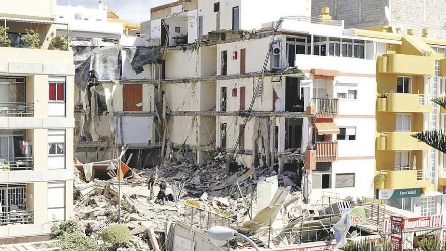 Una fallecida y nueve desaparecidos al derrumbarse un edificio en Tenerife