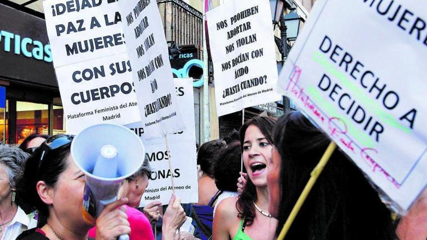 Manifestación ante la sede del Ministerio de Justicia, en Madrid, para exigir el derecho al aborto libre, en una imagen de archivo. |  // FERNANDO ALVARADO/EFE