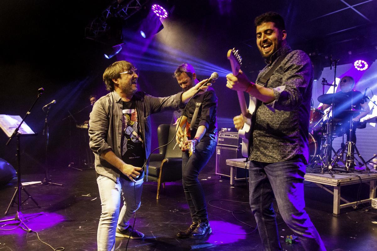 Jordi junto Jacob y Javi, los dos guitarristas de la banda, ambos profesores de música en Sant Boi