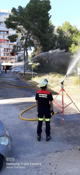 El cuerpo de Bomberos de València renueva sus trajes técnicos