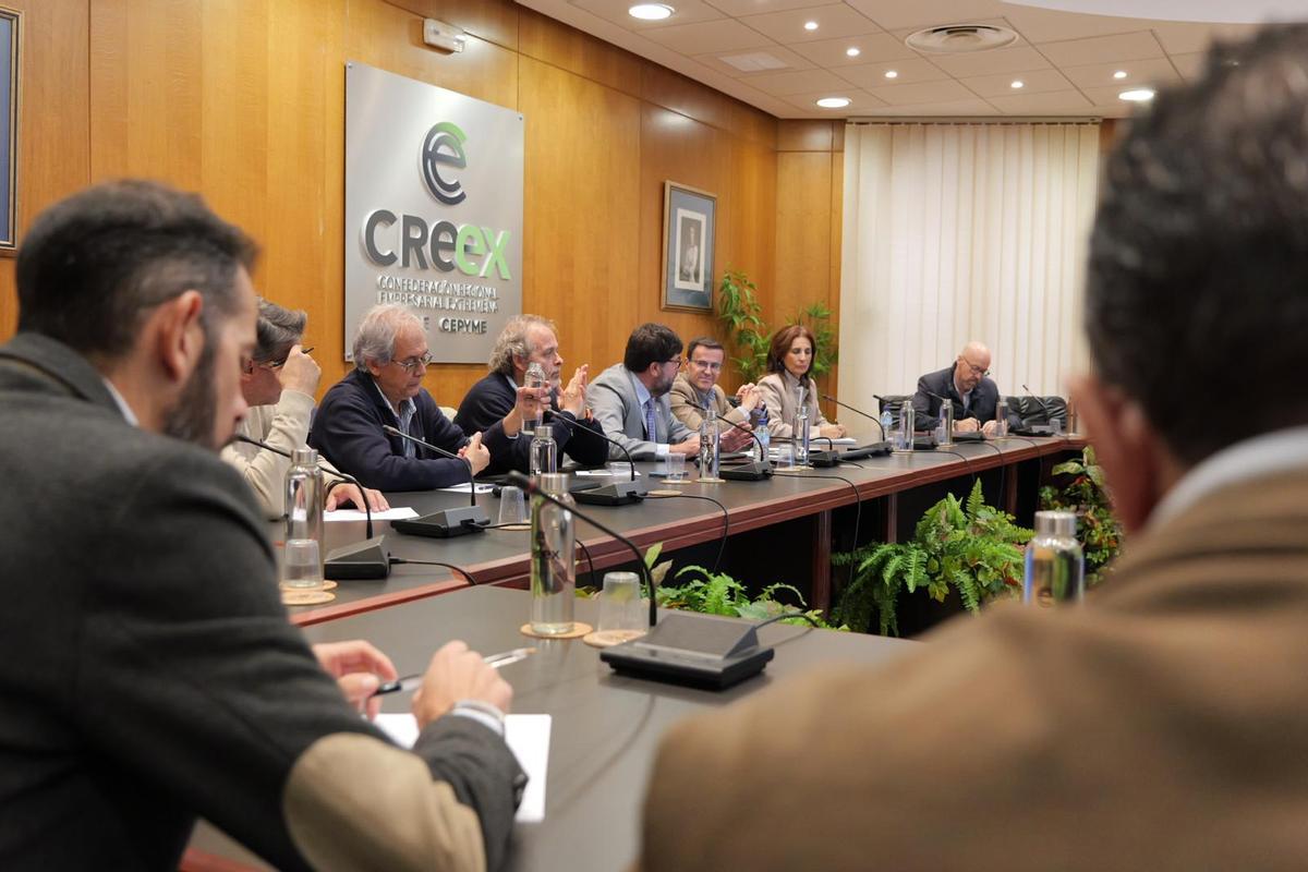 Miguel Ángel Gallardo, candidato del PSOE para el 21D, se reúne con representantes de la Creex.