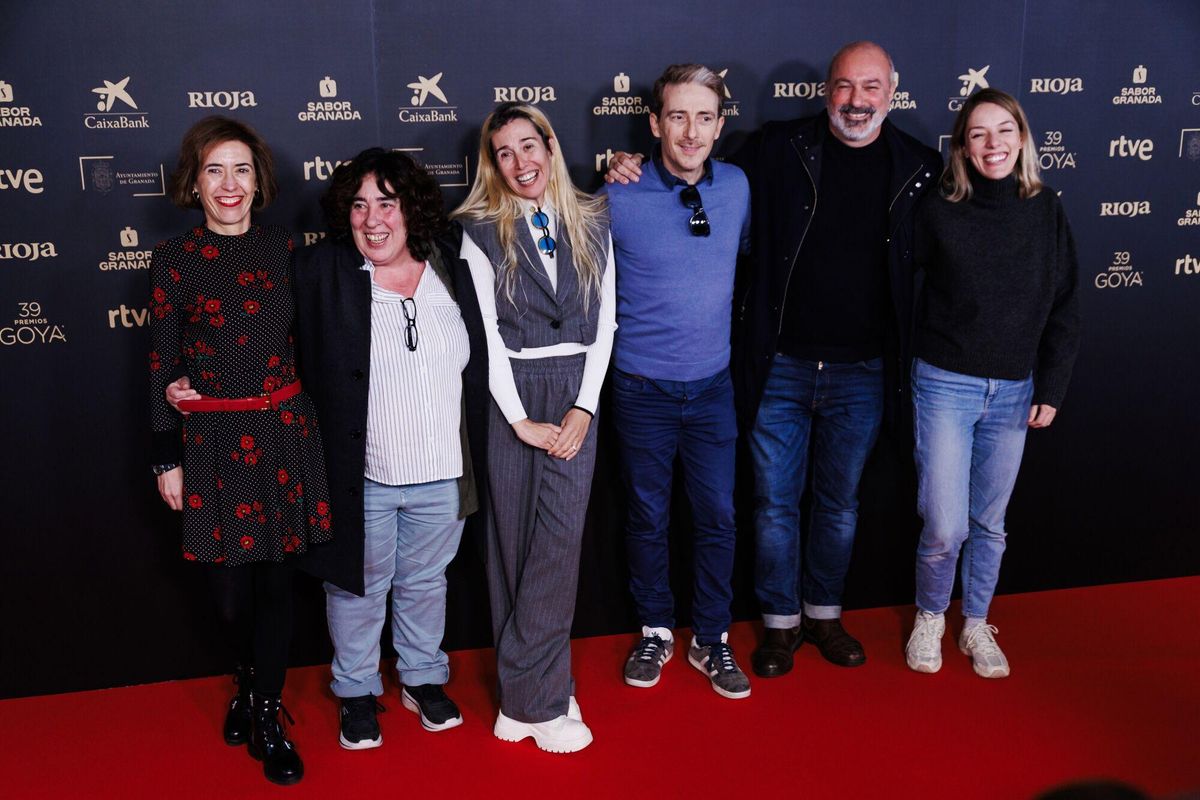 El equipo de 'La Infiltrada' tras la presentación de los nominados a la 39 edición de los Goya, en la Academia de Cine