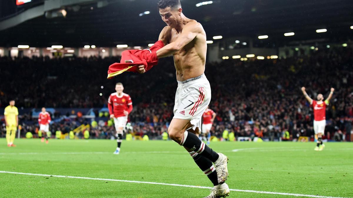 Cristiano Ronaldo se quita su camiseta tras marcar un gol con el Manchester United