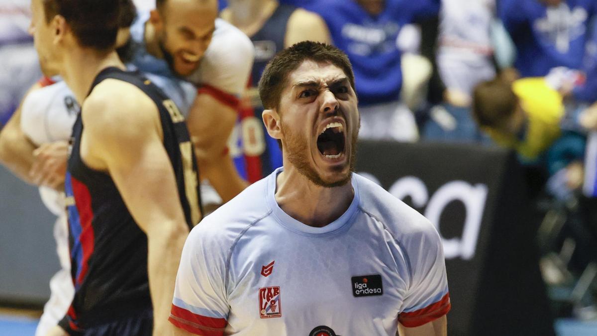 Vicedo celebra la victoria del Obradoiro frente al Barcelona.