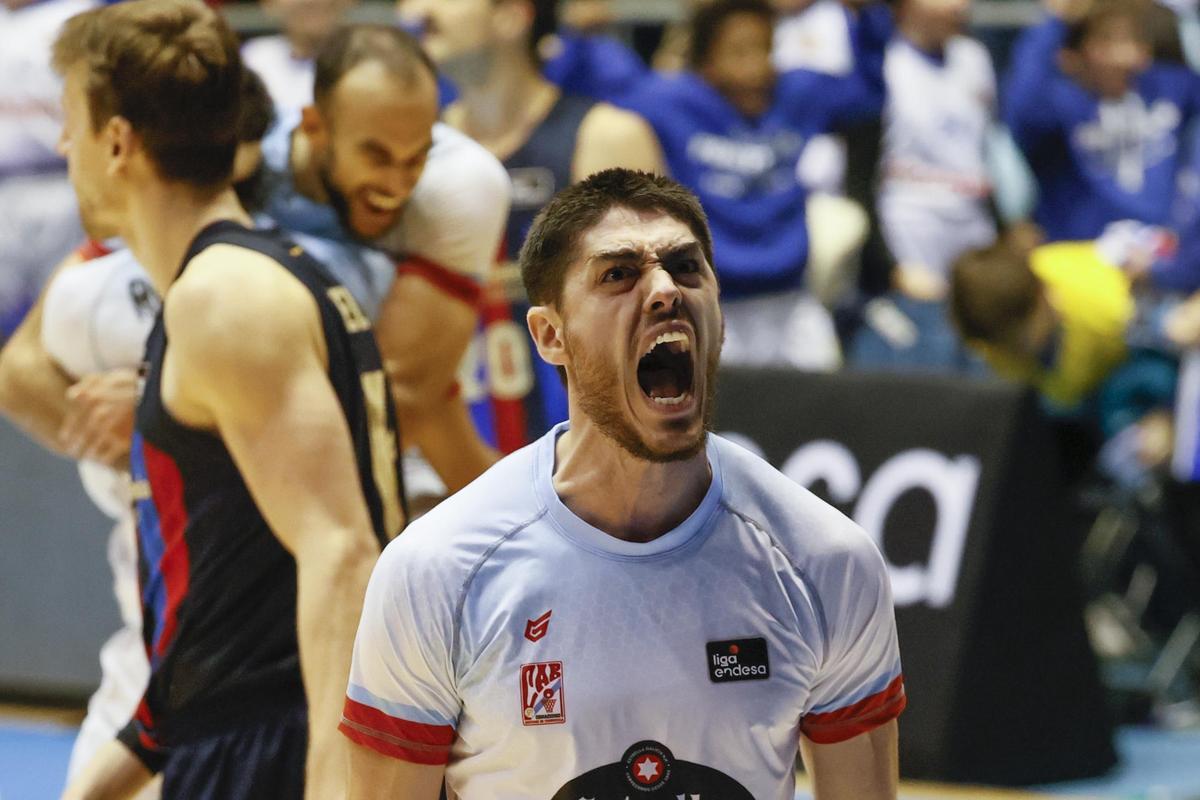 Vicedo celebra la victoria del Obradoiro frente al Barcelona.
