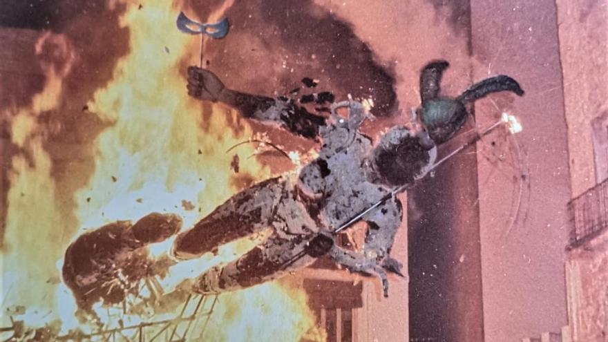 La impresionante imagen de la caída de la falla del Pilar de 1983