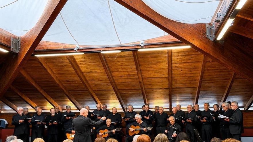 Éxito de público en el concierto de "Los lunes a las ocho" en Salas, que conquistó a los asistentes con boleros, habaneras y zarzuelas