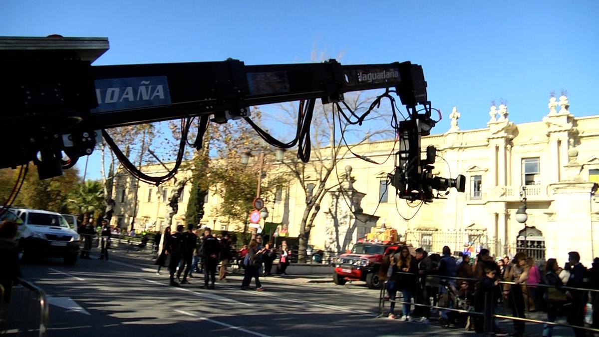 Dispositivo de televisón en la salida de las carrozas de la Cabaltaga de Reyes desde el Rectorado de la Universidad de Sevilla.