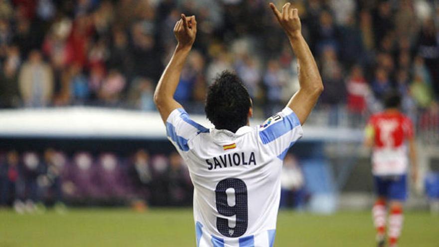 Javier Saviola celebra su gol al Granada CF.