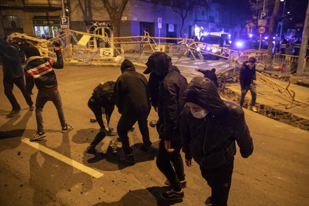 Grups incontrolats provoquen destrosses a Girona