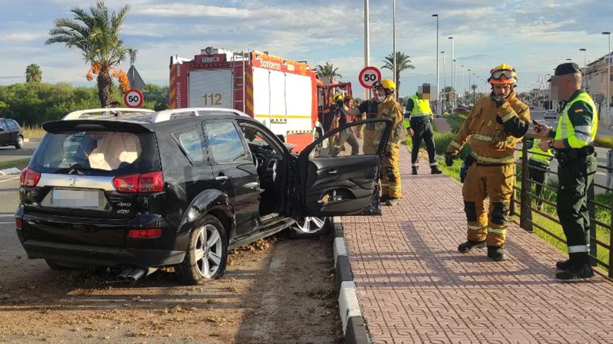 Intervención de los bomberos y la Guardia Civil en el accidente que se ha producido a la altura del Limonar