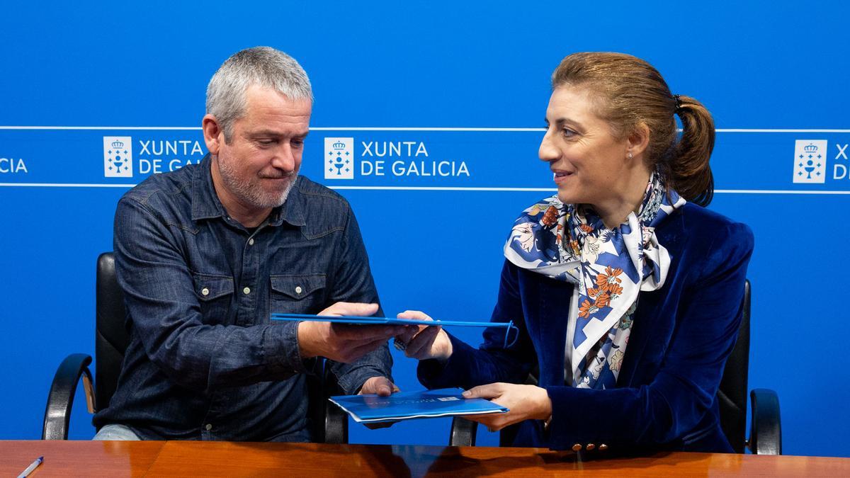 La conselleira Ángeles Vázquez tras renovar el acuerdo con el presidente del Cemma, Xabier Pin