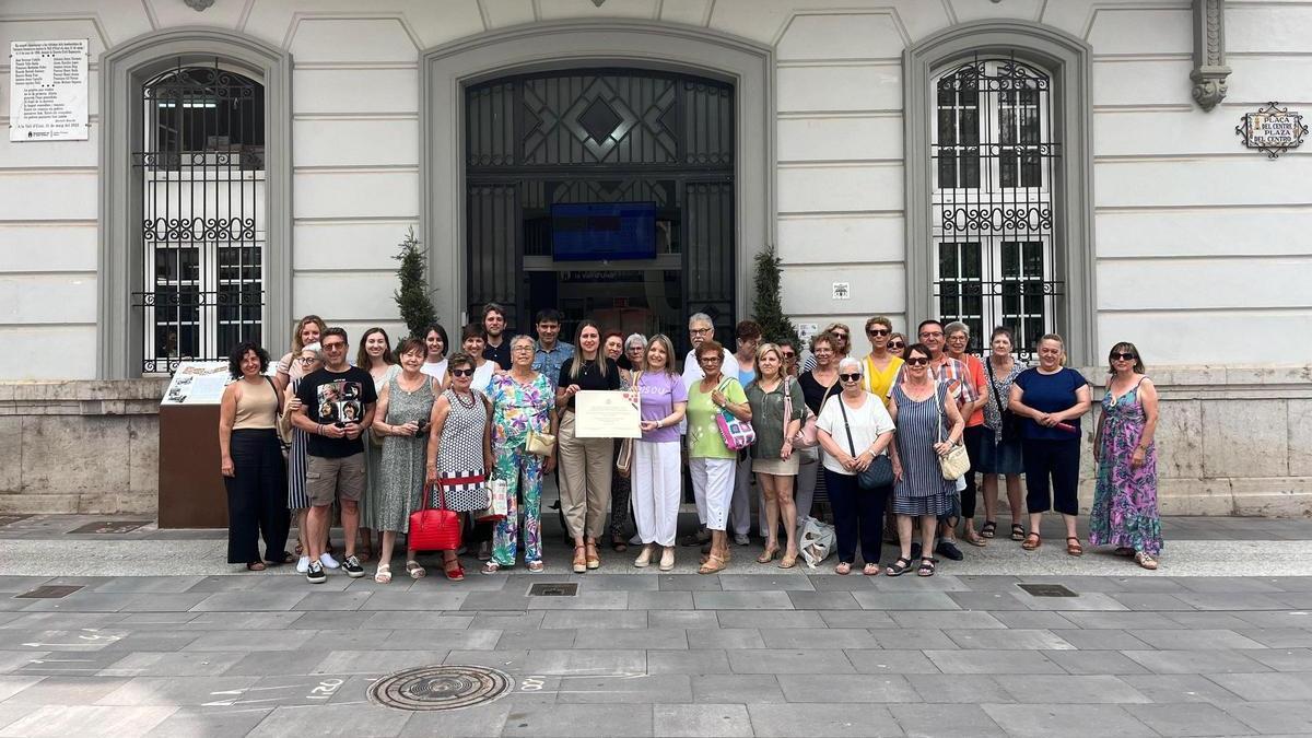 La acaldesa, Tania Baños, recibe al alumnado y al equipo docente del centro de Sant Jordi.