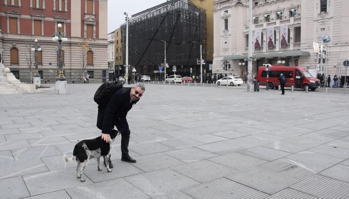 Peter Nikitin, un activista ruso antibelicista, en la plaza de la República en Belgrado.