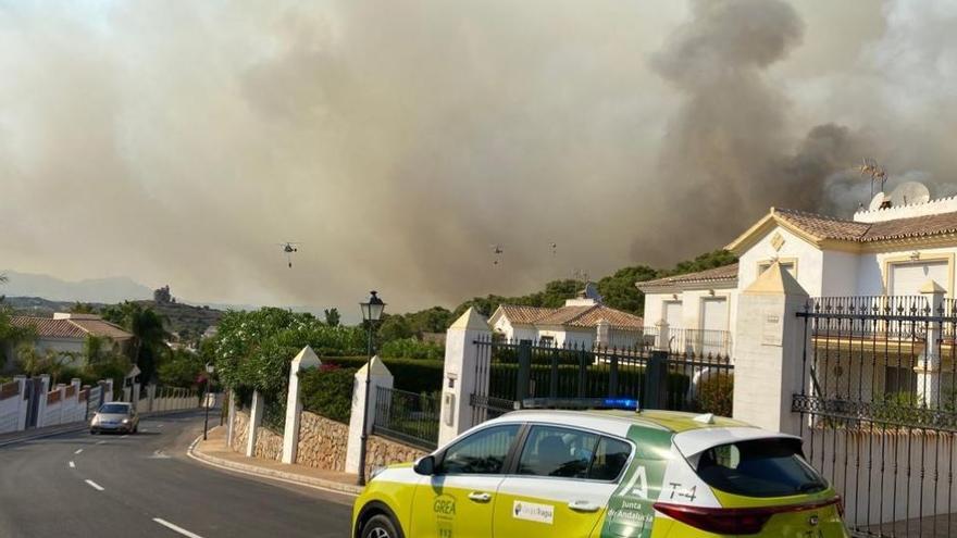 Un coche del 112 Emergencias Andalucía junto al incendio