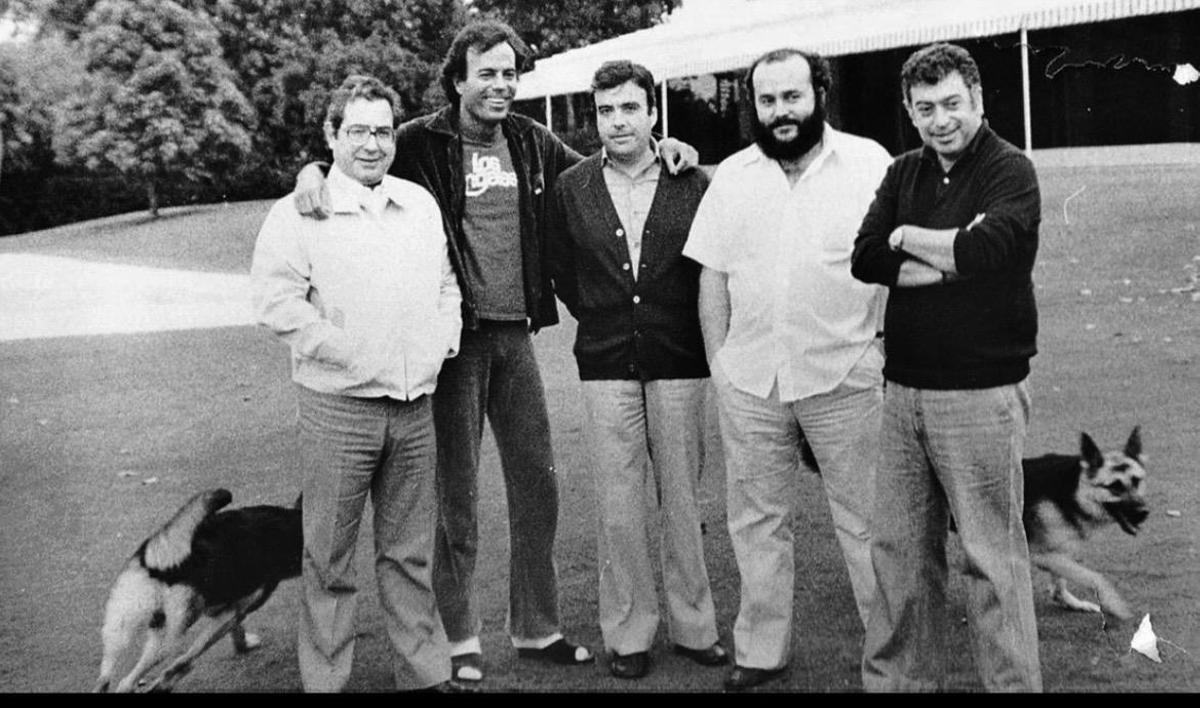 En el centro, el autor de la columna posa junto a Julio Iglesias en Miami.