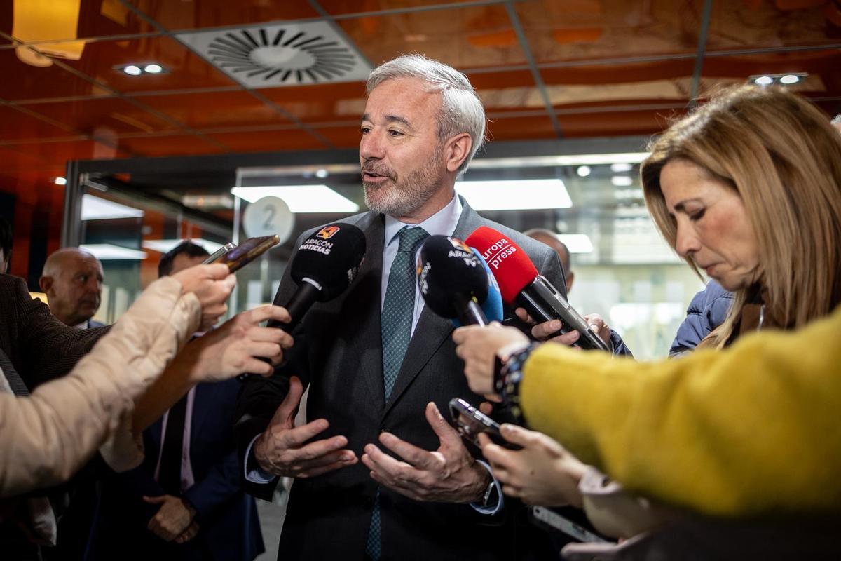 El presidente de Aragón en funciones, Jorge Azcón, atiende a los medios de comunicación en su visita a Edelvives.