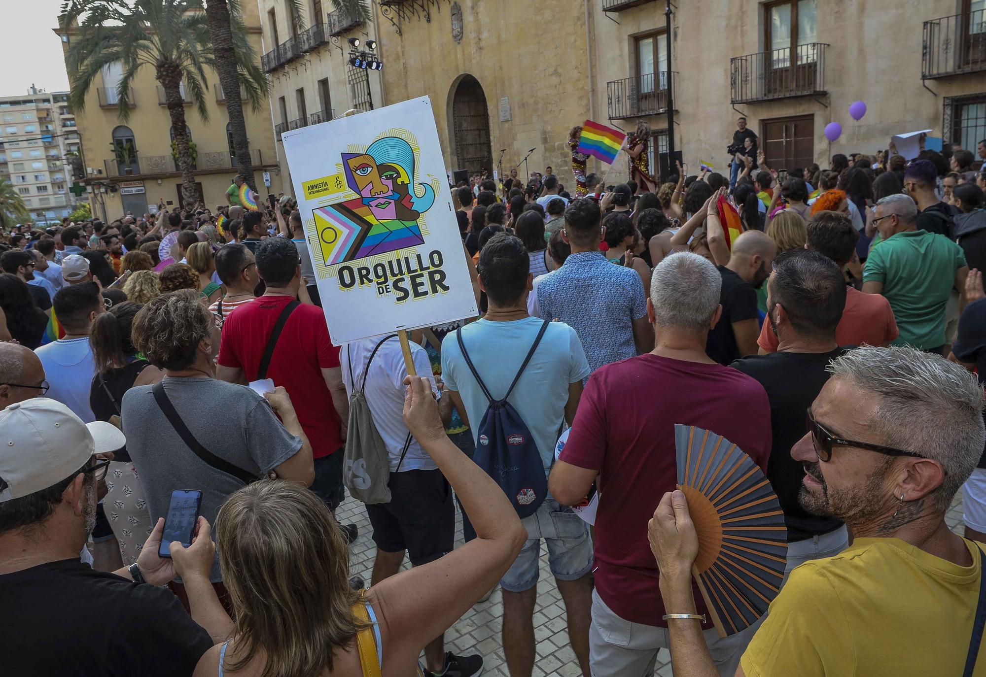 El acto de los colectivos por el Dia del Orgullo llena la Plaça de Baix