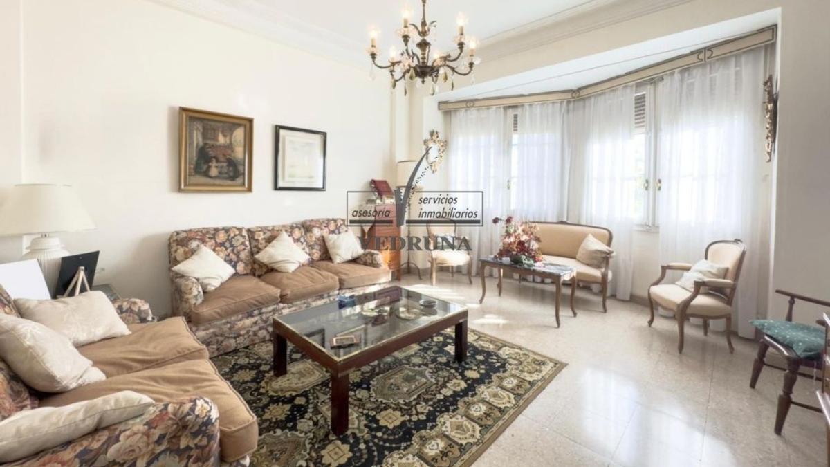 Salón de la casa a la venta en la plaza de los Sitios de Zaragoza
