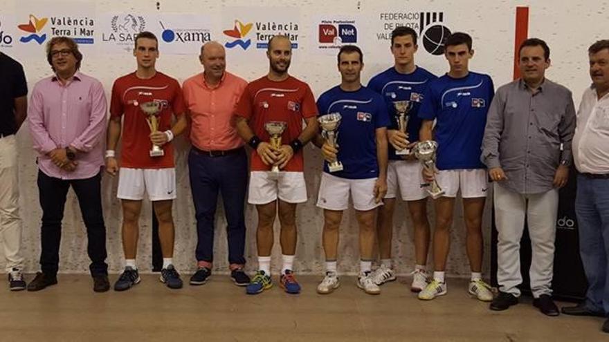 Moltó y Brisca se proclamaron campeones del Trofeu Festes de Bellreguard de la empresa El Zurdo, tras derrotar a Ian, Moro y Tonet II 25-20 en la final del pasado domingo. Tras la partida, espectacular y emocionante, se entregaron los premios. Arriba, pelotaris, organizadores, autoridades y patrocinadores.