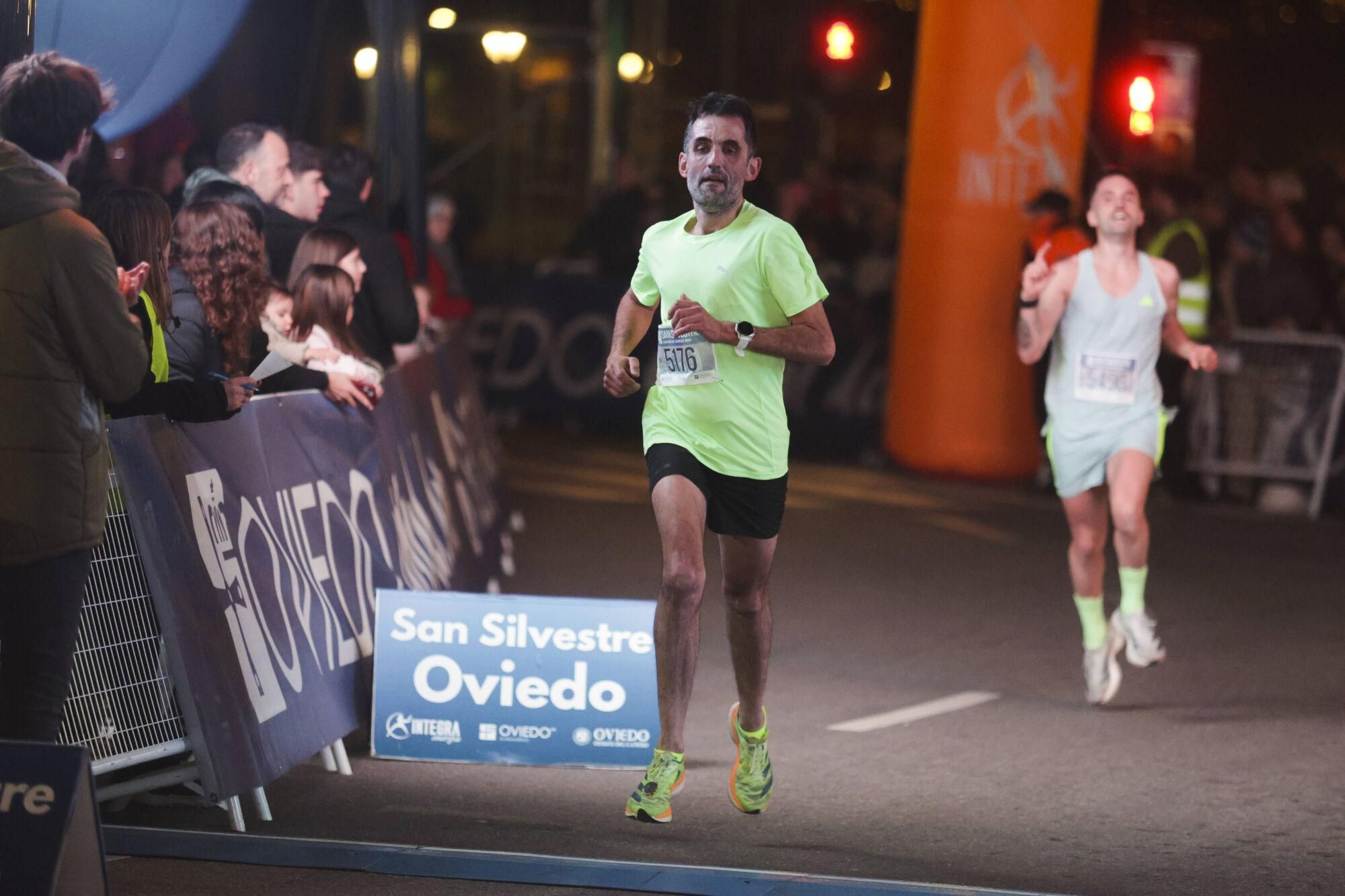 EN IMÁGENES: Alejandro Onís y Mariam Benkert saltan del segundo al primer puesto en la San Silvestre de Oviedo
