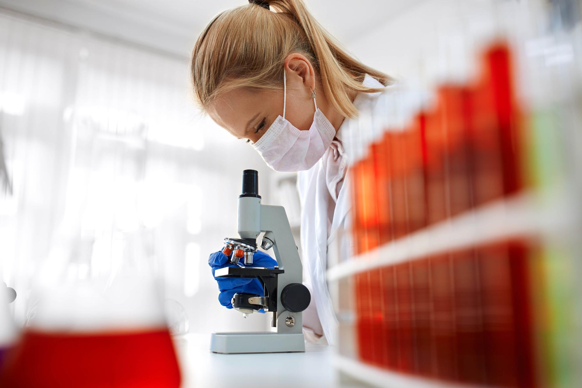 Científica en un laboratorio